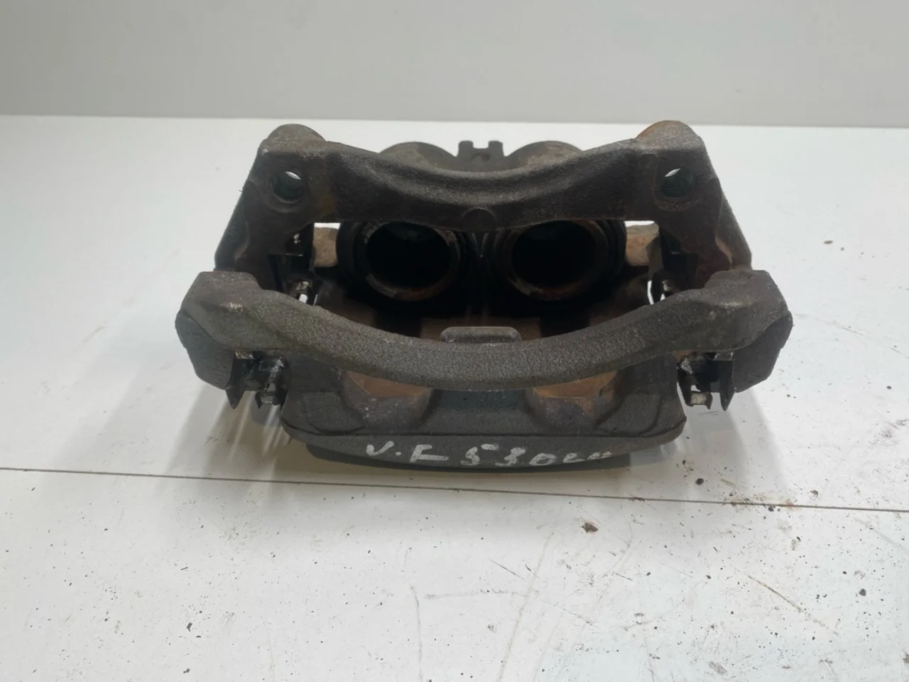 Nissan LEAF 2017-24 Front left brake caliper view 4