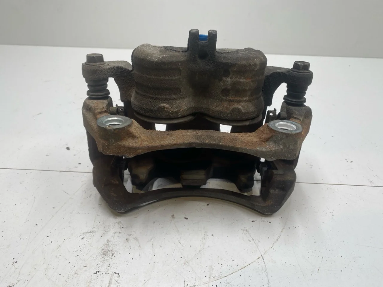 Nissan LEAF 2017-24 Front right brake caliper view 3