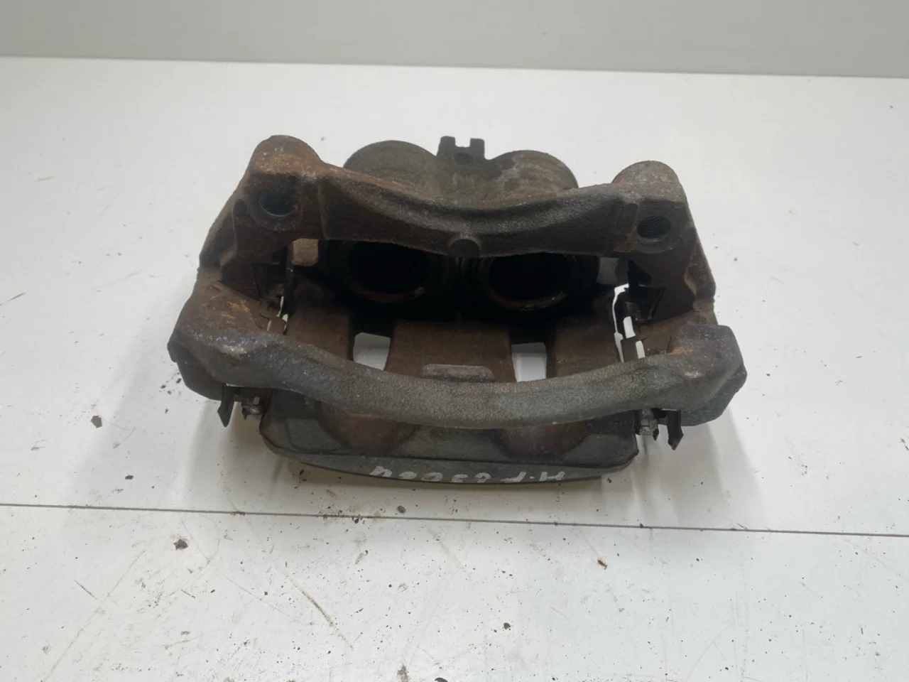 Nissan LEAF 2017-24 Front right brake caliper view 4