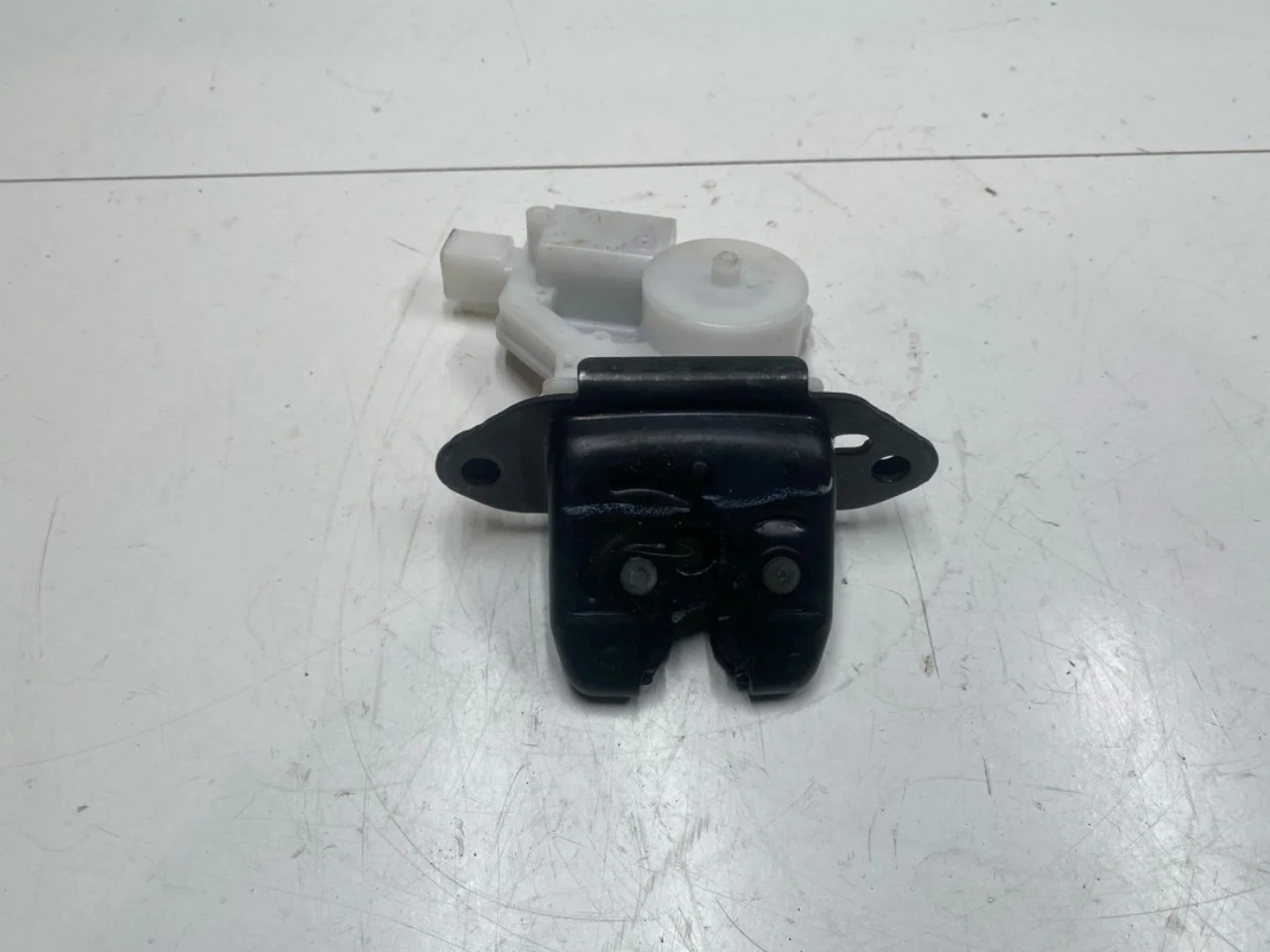Nissan LEAF 2017-24 Tailgate lock