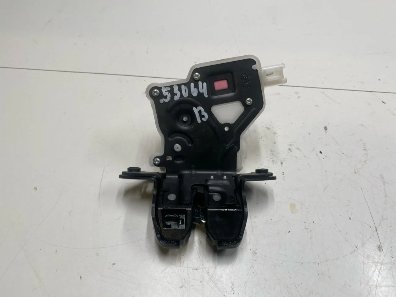 Nissan LEAF 2017-24 Tailgate lock view 2