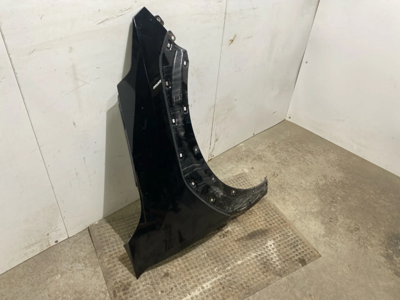 Front right fender view 2