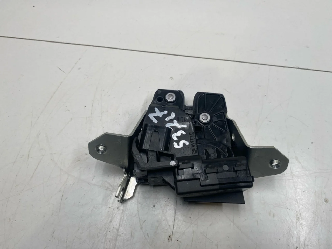 Mercedes EQA H243 2021- Tailgate lock view 2