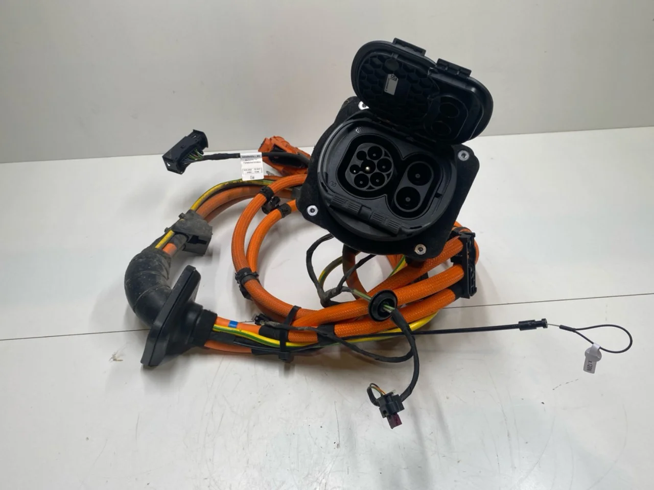 Mercedes EQA H243 2021- Töltőnyílás fedél, elektromos / hibrid