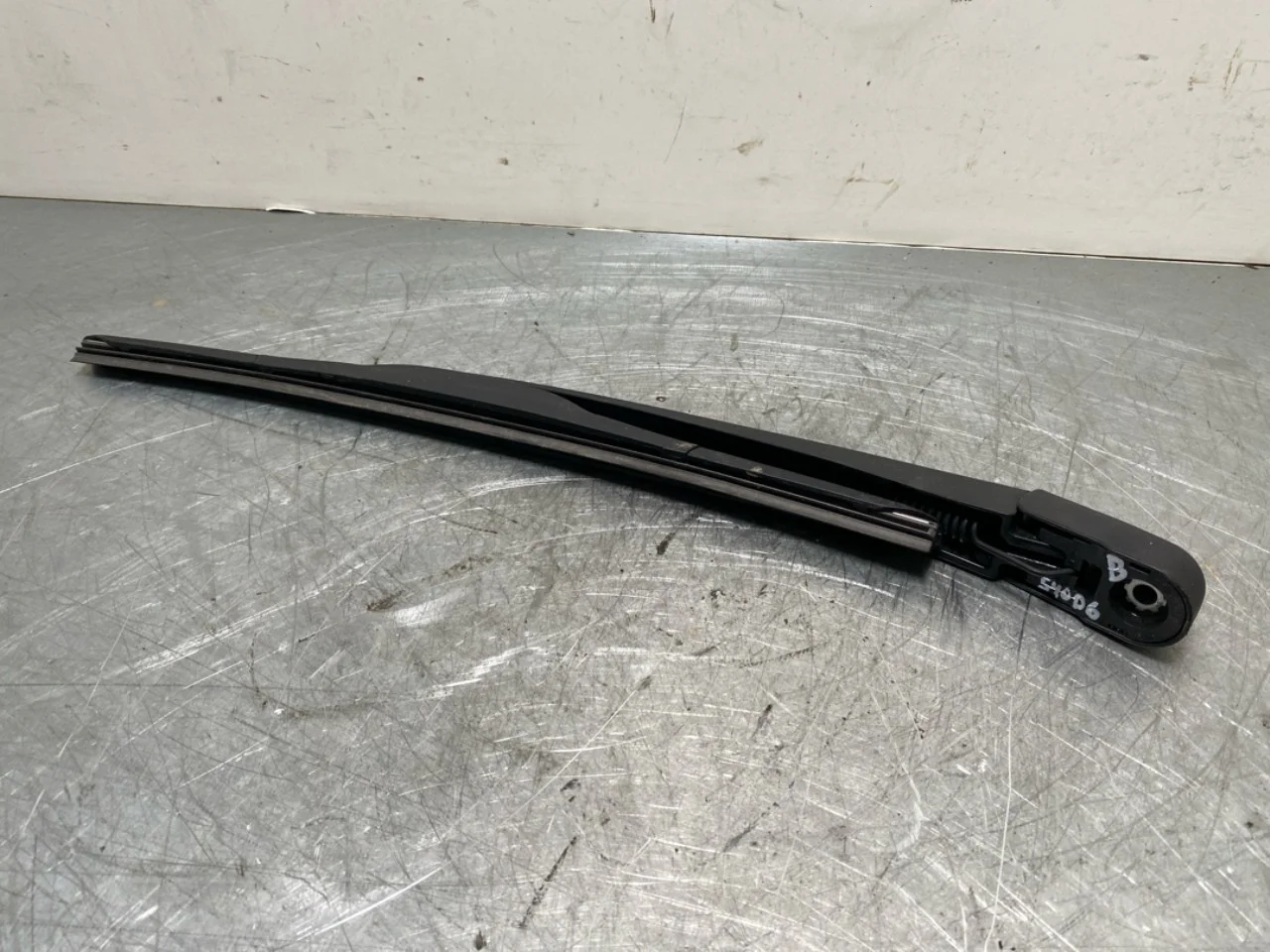 Nissan ARIYA 2021- Wiper arm, rear window view 2