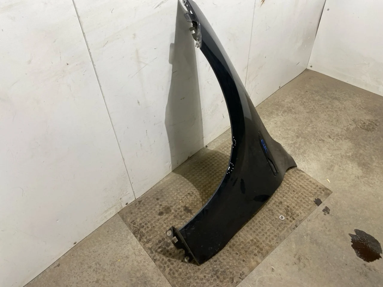 Mercedes EQC 2020- Front left fender view 2