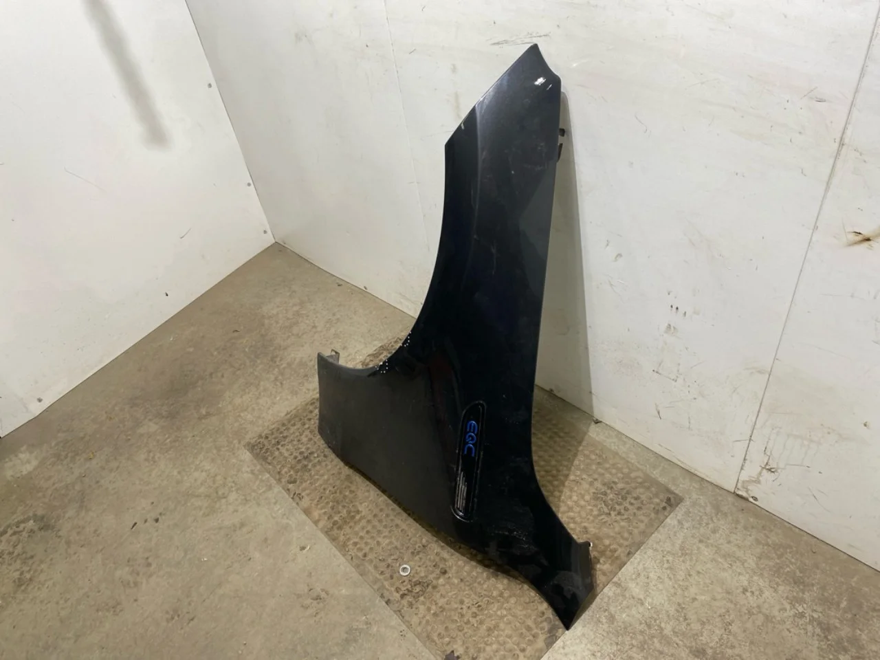 Mercedes EQC 2020- Front left fender view 3