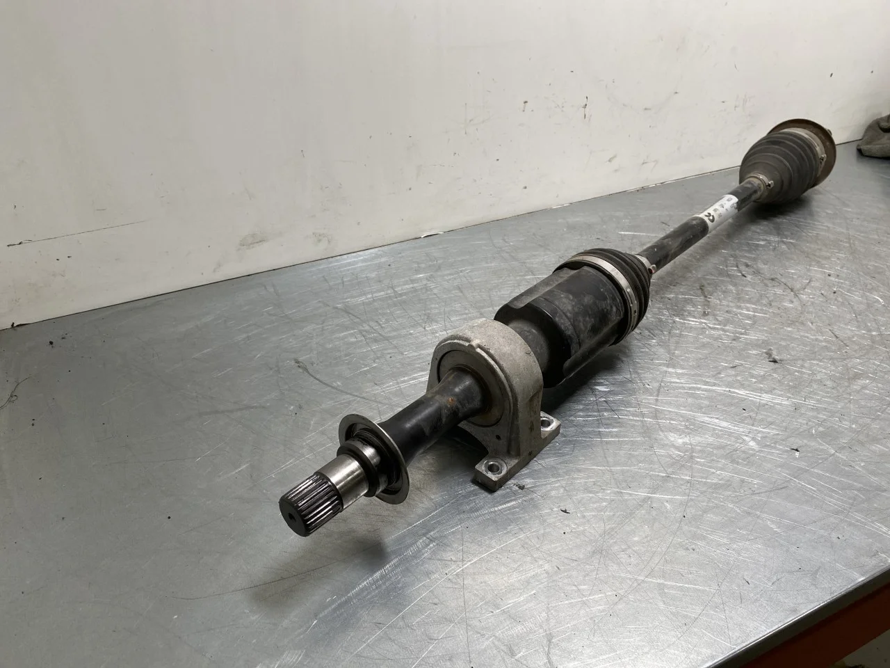Nio ES8 23-24 Front right driveshaft view 2