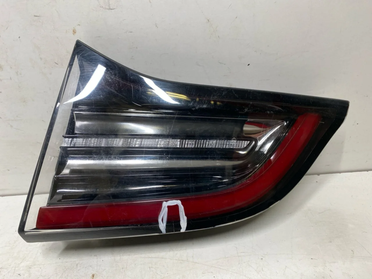 Tesla MODEL 3 2017--> Lampă spate dreapta pe hayon, interioară
