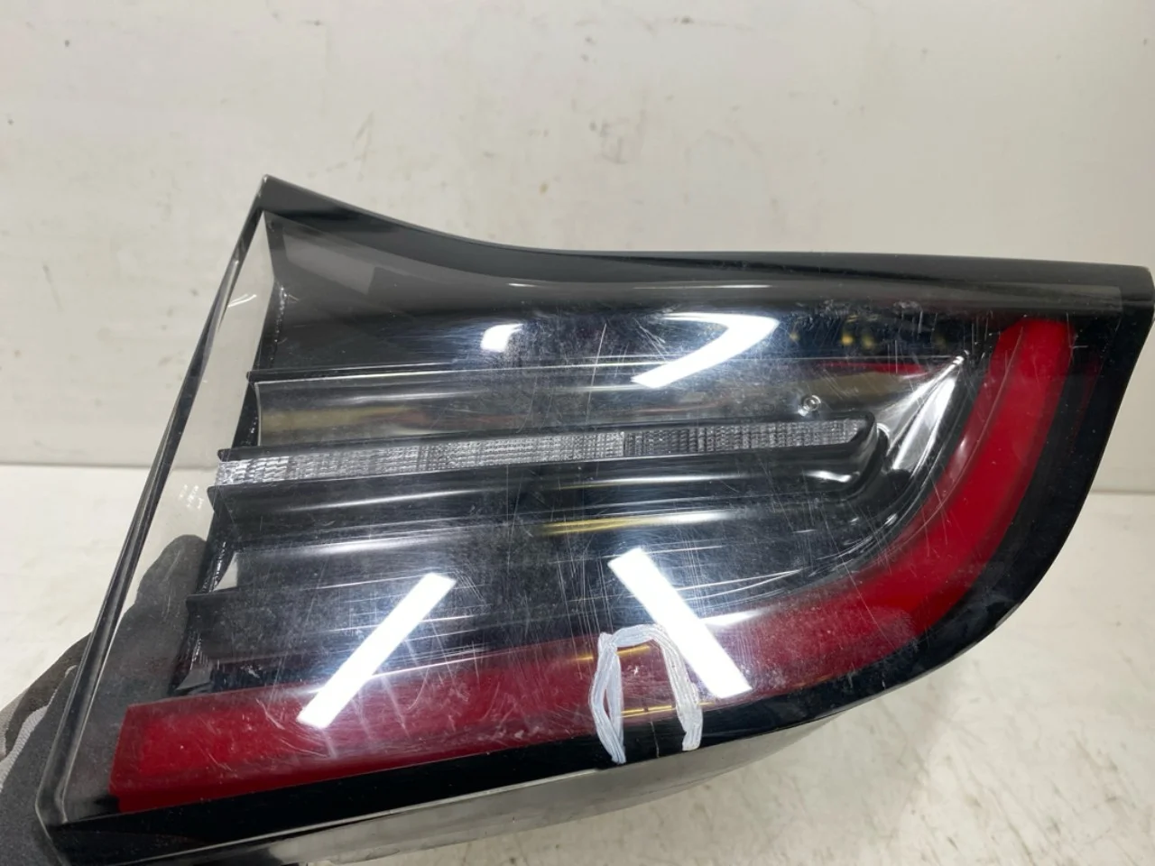 Tesla MODEL 3 2017--> Lampă spate dreapta pe hayon, interioară vedere 2