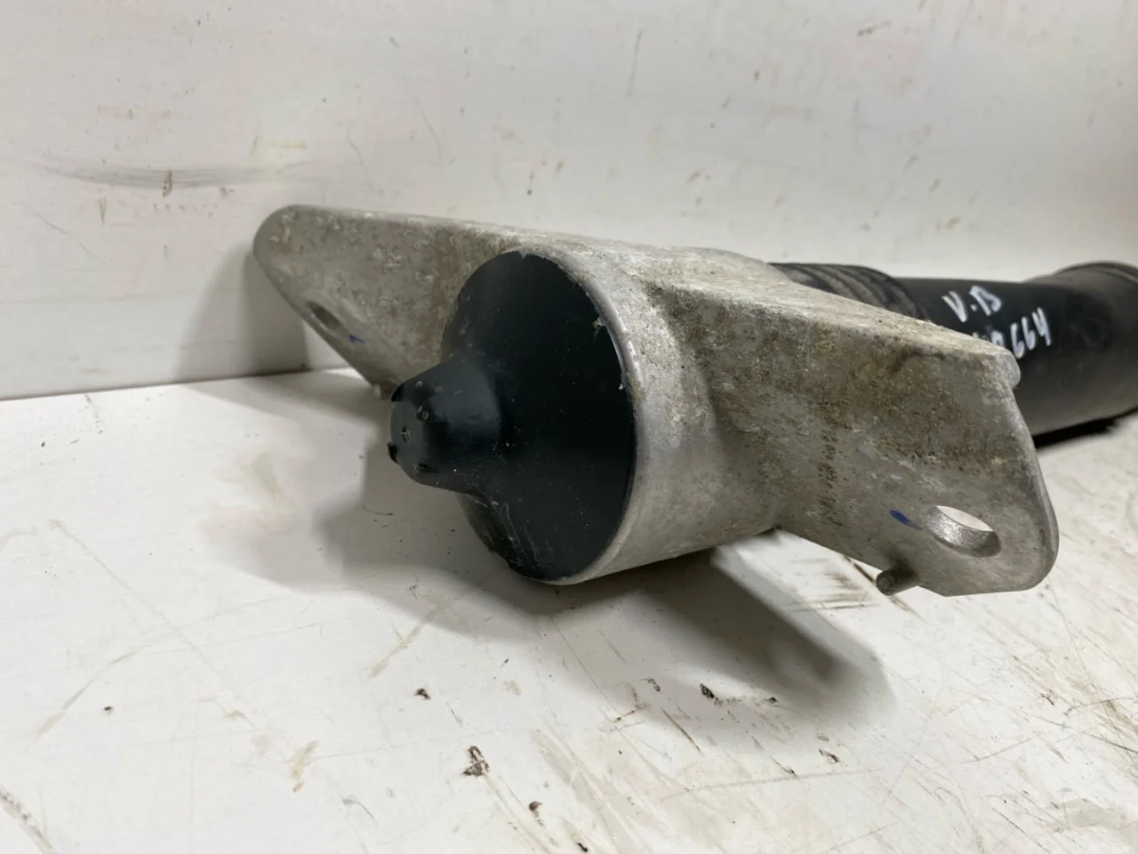 Polestar 2 2020- Shock absorber, rear view 2