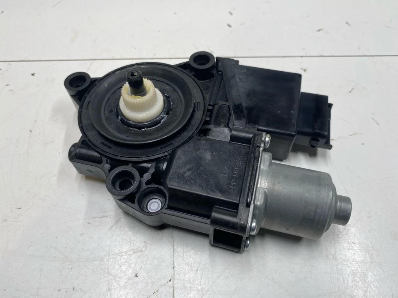 Ablakemelő motor