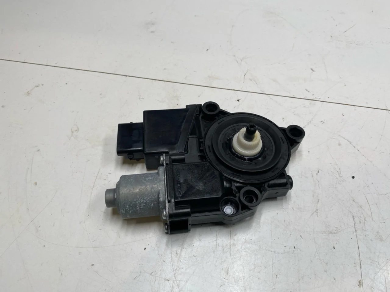 Ablakemelő motor