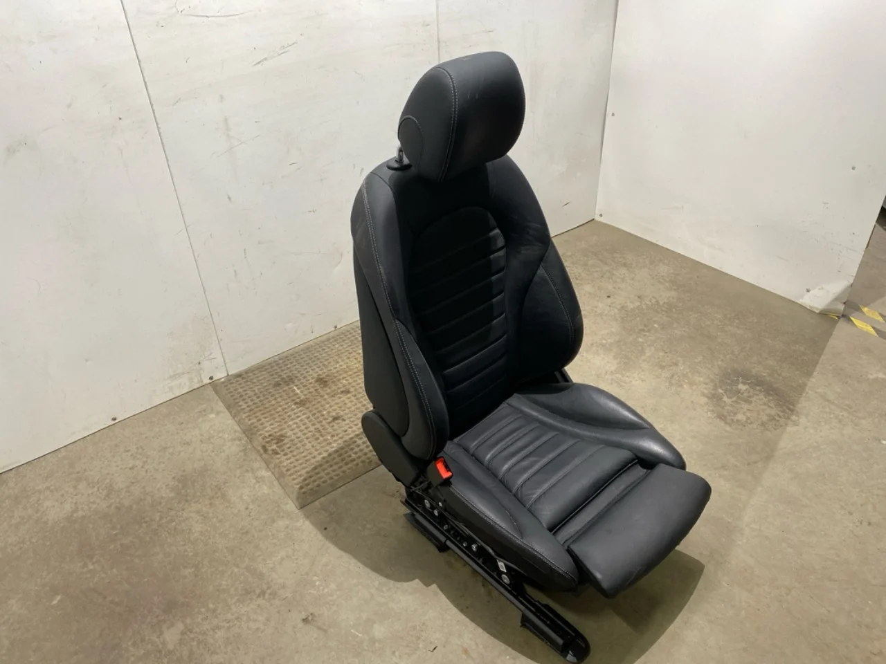Mercedes EQC 2020- Ülés, első, bal nézet 2