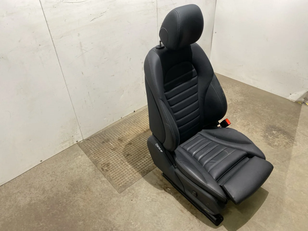 Mercedes EQC 2020- Front seat, right view 2