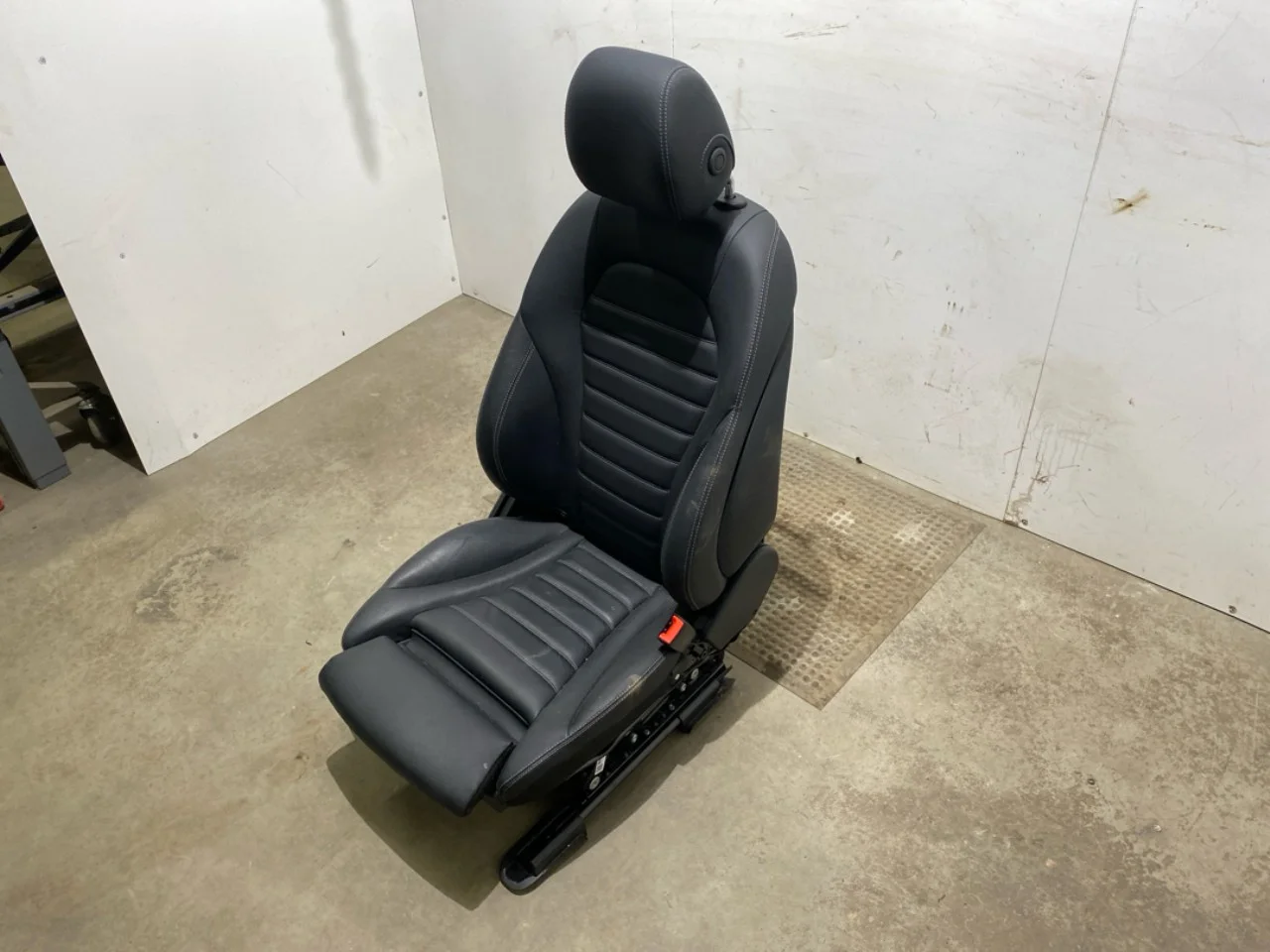 Mercedes EQC 2020- Front seat, right view 3
