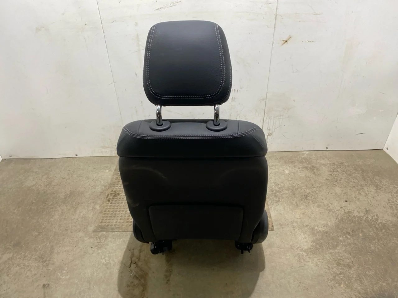 Mercedes EQC 2020- Front seat, right view 4