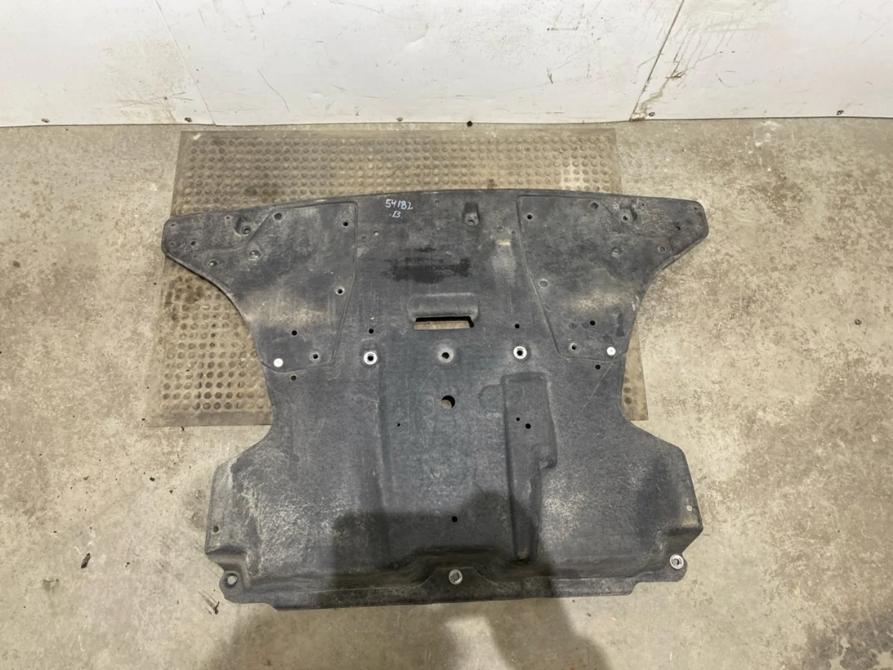 Underbody protection plate (engine/gearbox/floor) view 2
