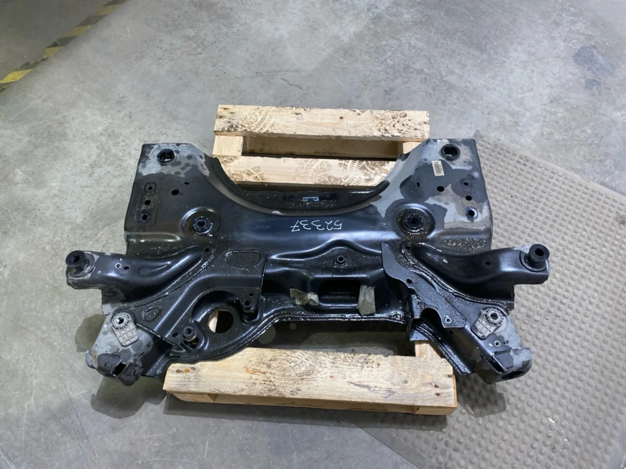 Opel / Vauxhall VIVARO 2020- Front subframe view 4