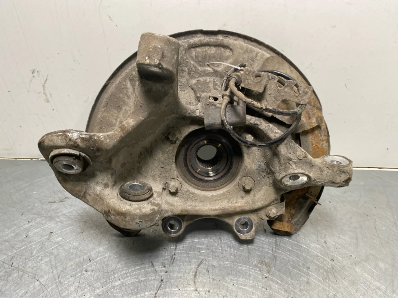 Mercedes EQC 2020- Stub axle carrier, right rear view 2