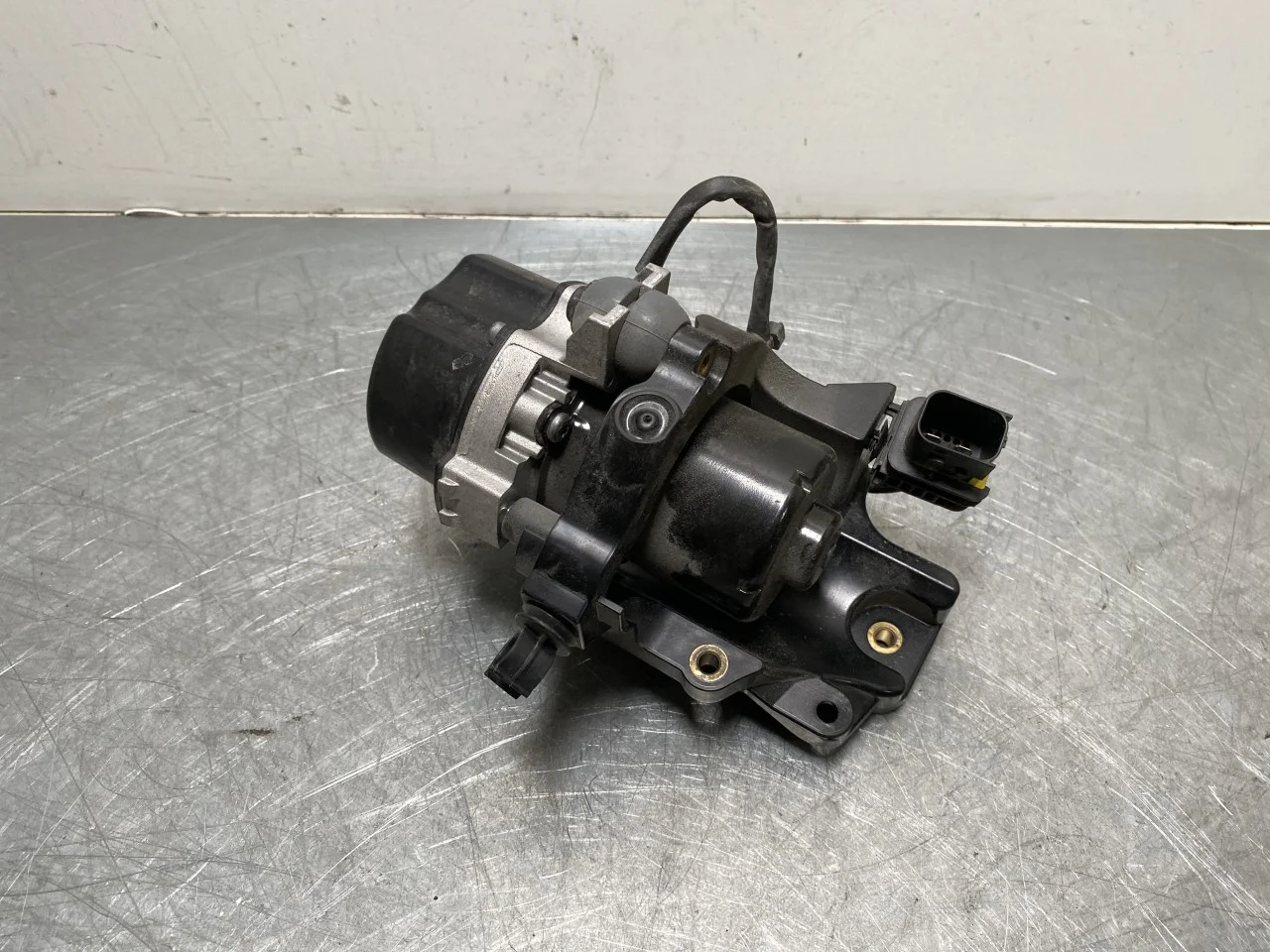 Mercedes EQC 2020- Vacuum pump view 3