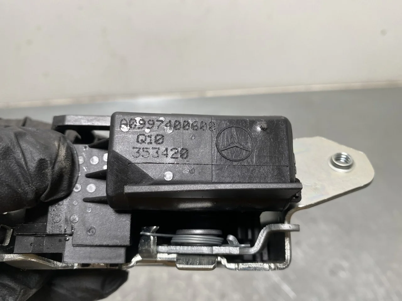 Mercedes EQC 2020- Tailgate lock view 3