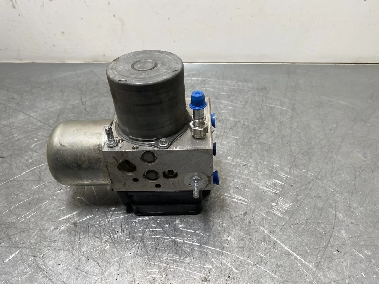 Renault ZOE/E- TECH 2013--> ABS hydraulic unit view 2