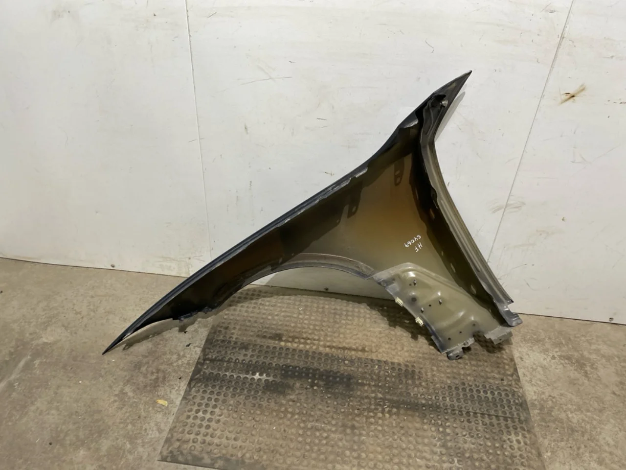 BMW I4 G26 2021-> Front right fender view 3