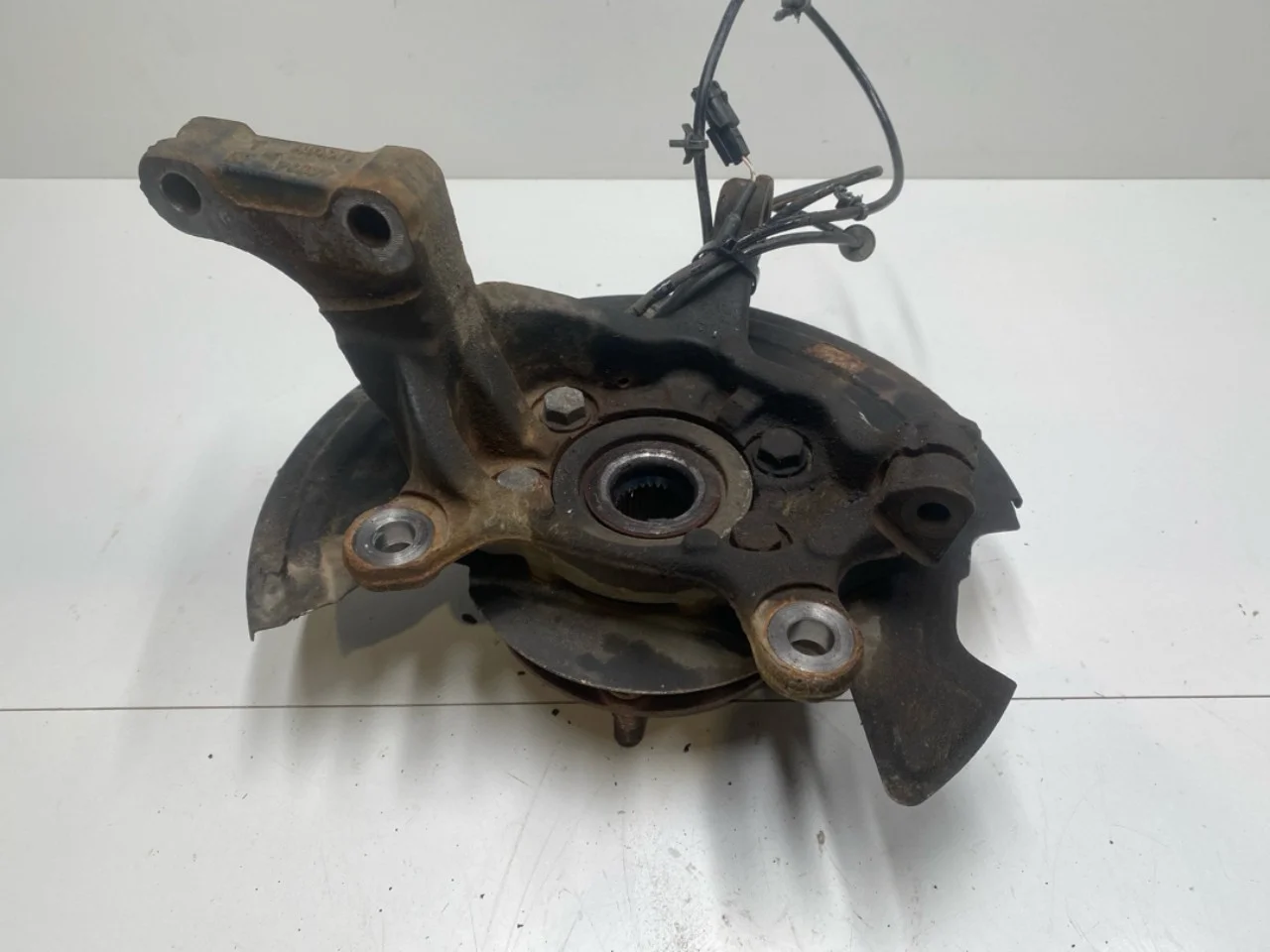 Nissan LEAF 2017-24 Front right steering knuckle view 2