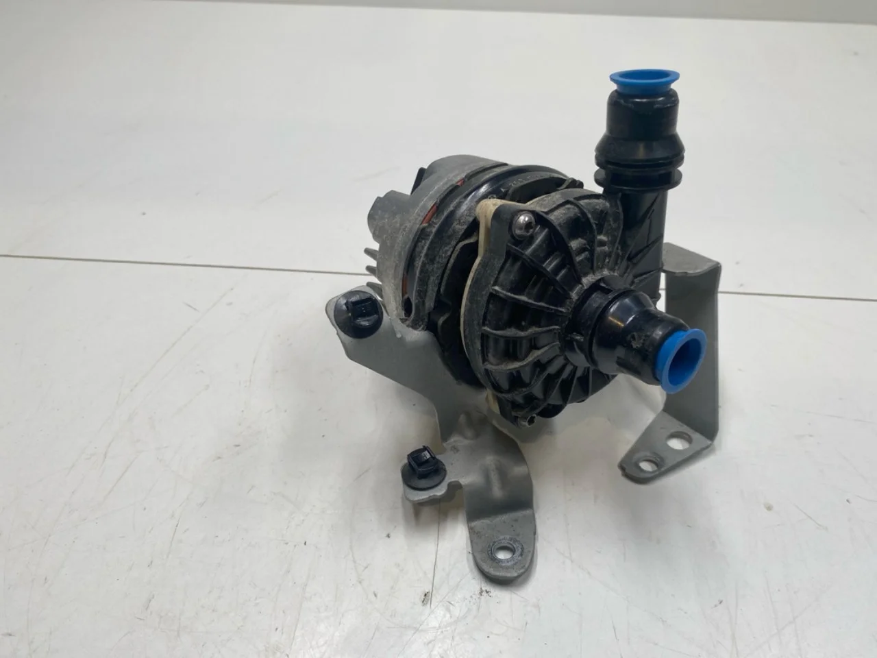 Mercedes EQA H243 2021- Keringtetőszivattyú