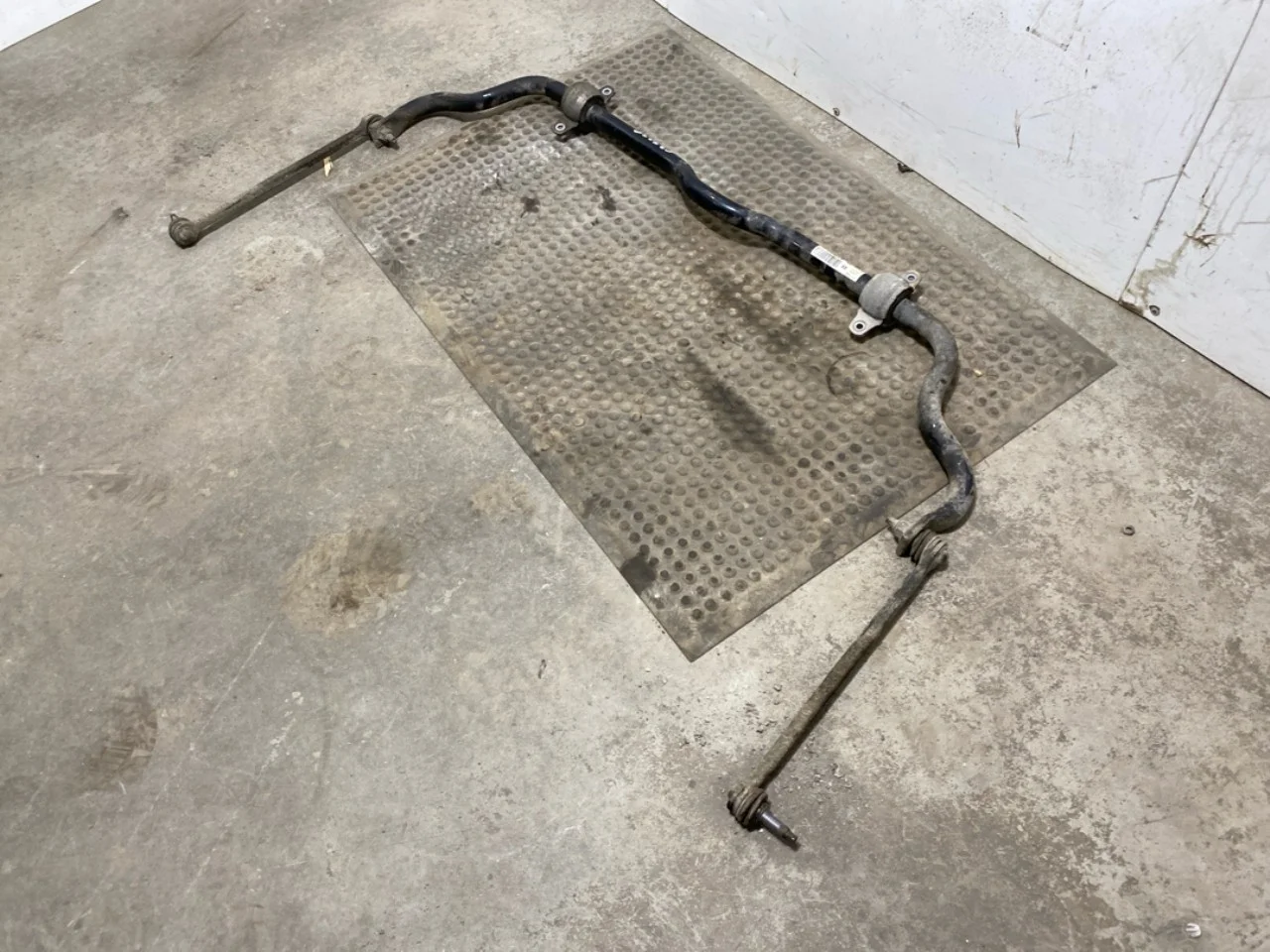 Mercedes EQA H243 2021- Front stabilizer bar view 3