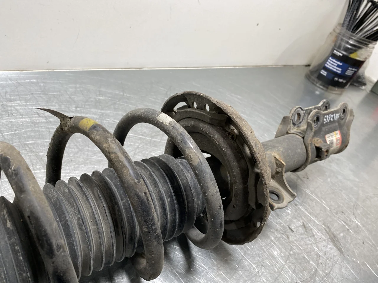 Hyundai KONA / ELECTRIC 2018-23 Strut assembly, front right view 3