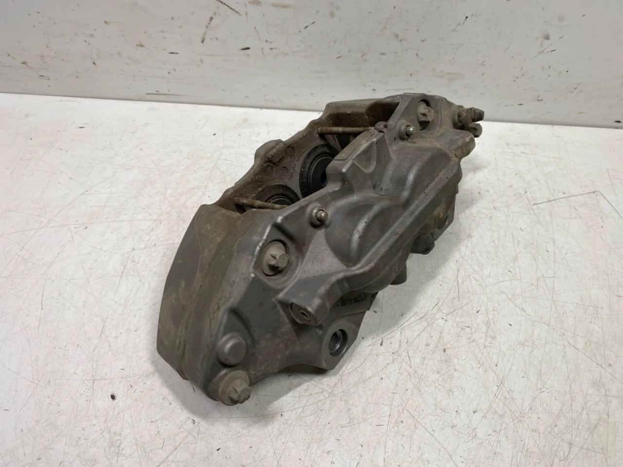 Hongqi E-HS9 2022- Front left brake caliper view 3