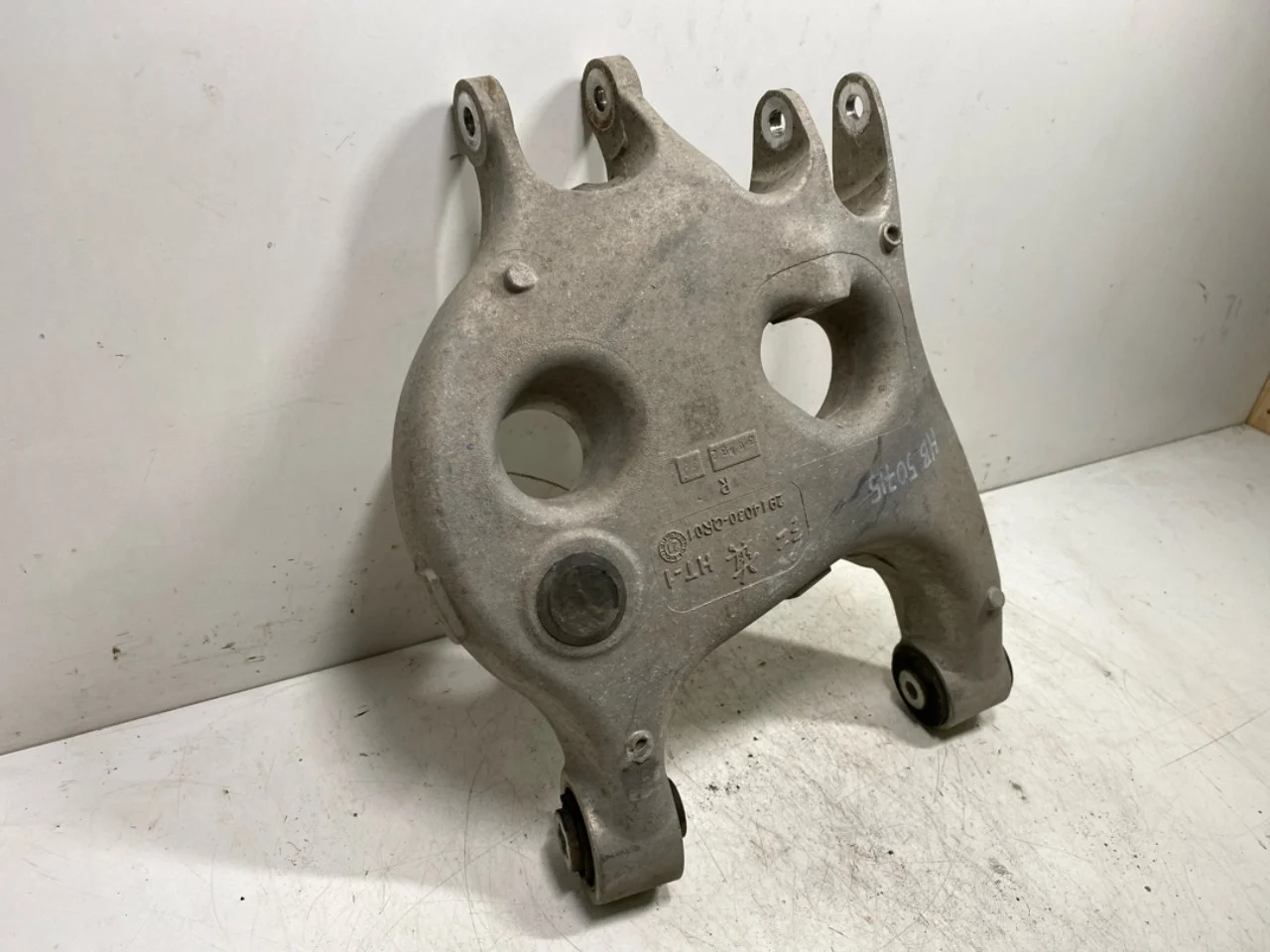 Hongqi E-HS9 2022- Control arm, rear right view 2