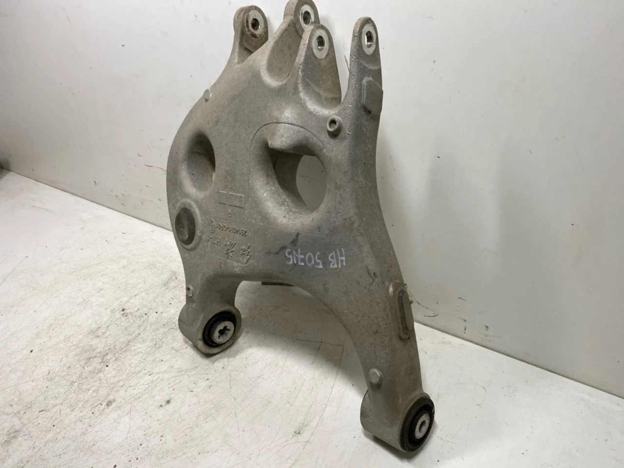 Hongqi E-HS9 2022- Control arm, rear right view 3