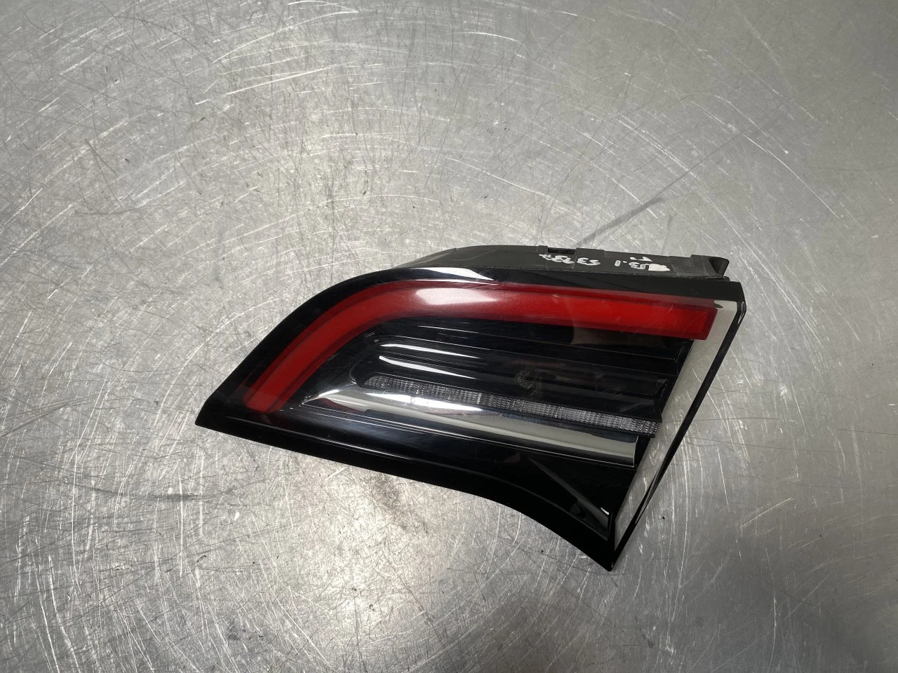 Tesla MODEL Y 2021- Lampă spate dreapta pe hayon, interioară