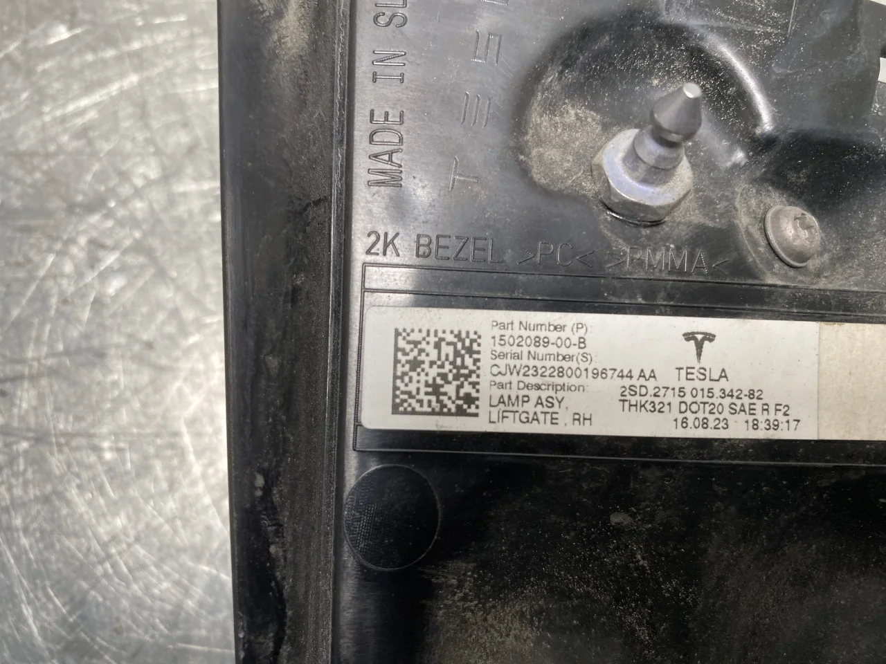 Tesla MODEL Y 2021- Hátsó lámpa, jobb, csomagtérajtón (belső) nézet 3