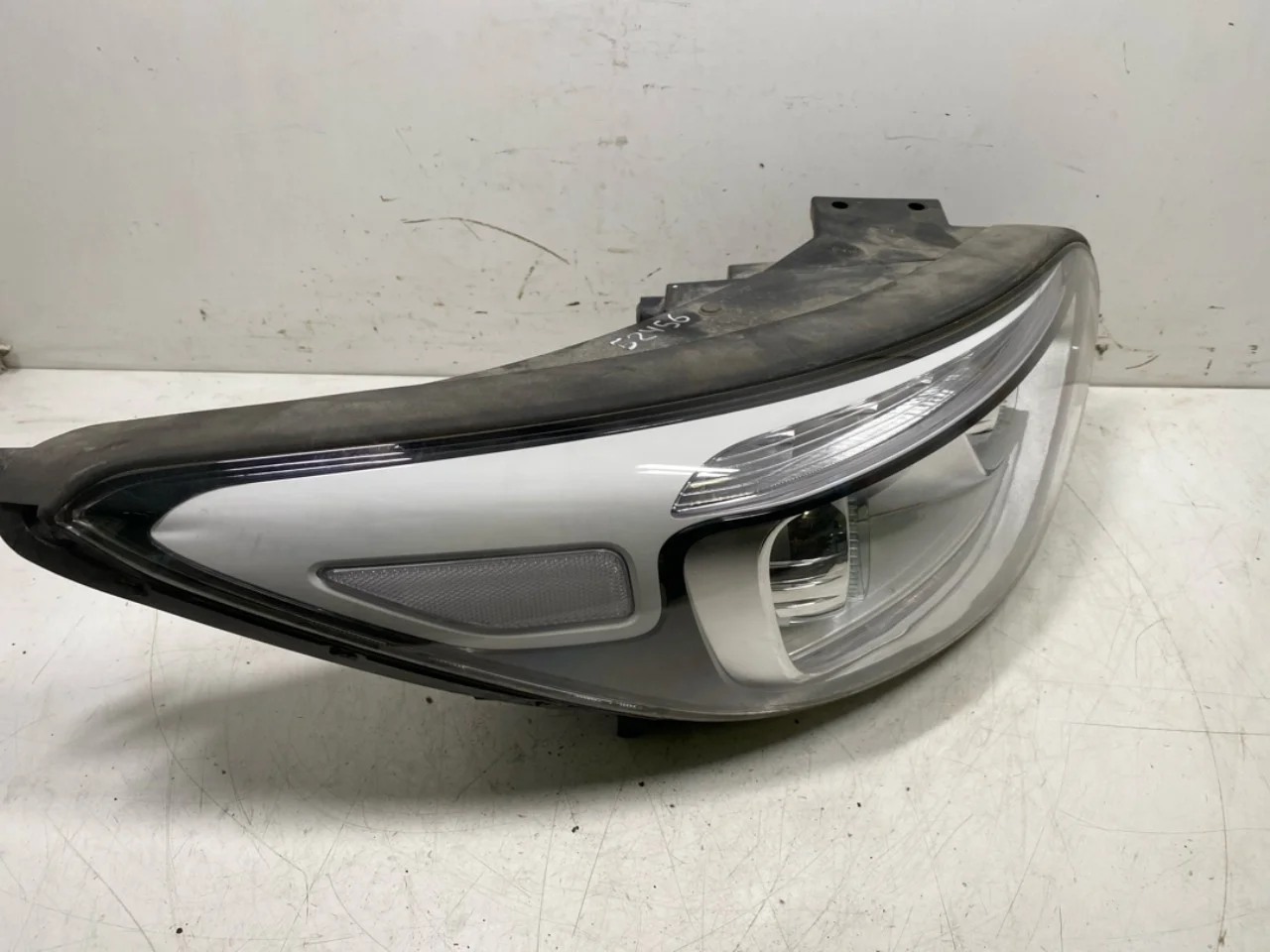 Kia SOUL 2009- Right headlight view 2