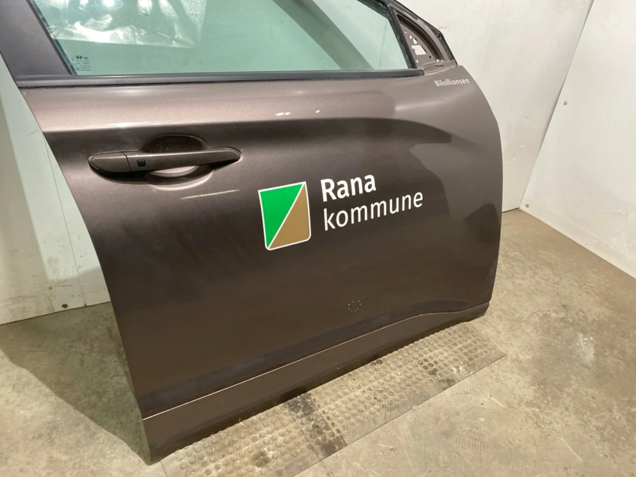 Hyundai KONA / ELECTRIC 2018-23 Ajtó, 4 ajtós, első, jobb nézet 2