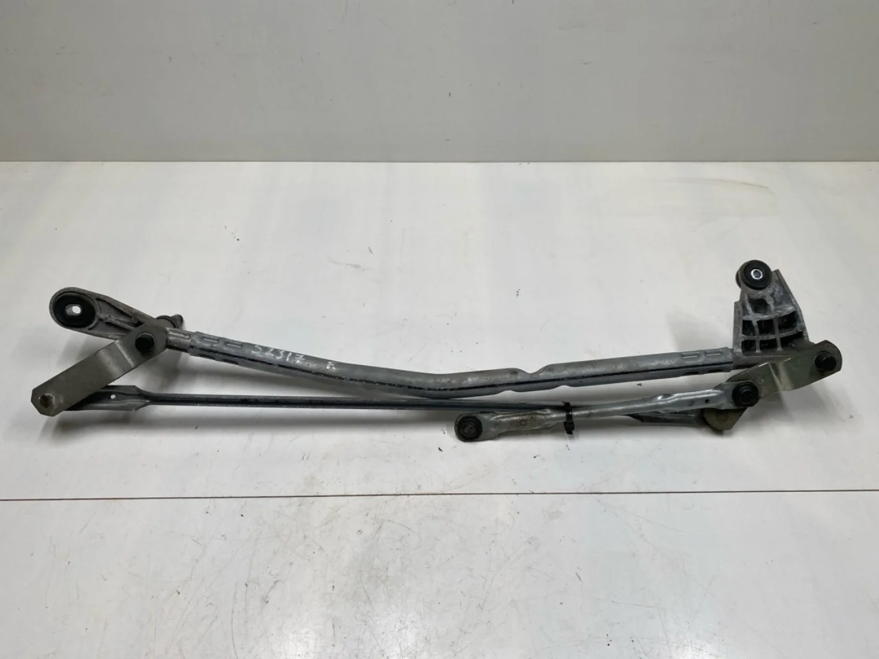 Polestar 2 2020- Windshield wiper linkage view 2