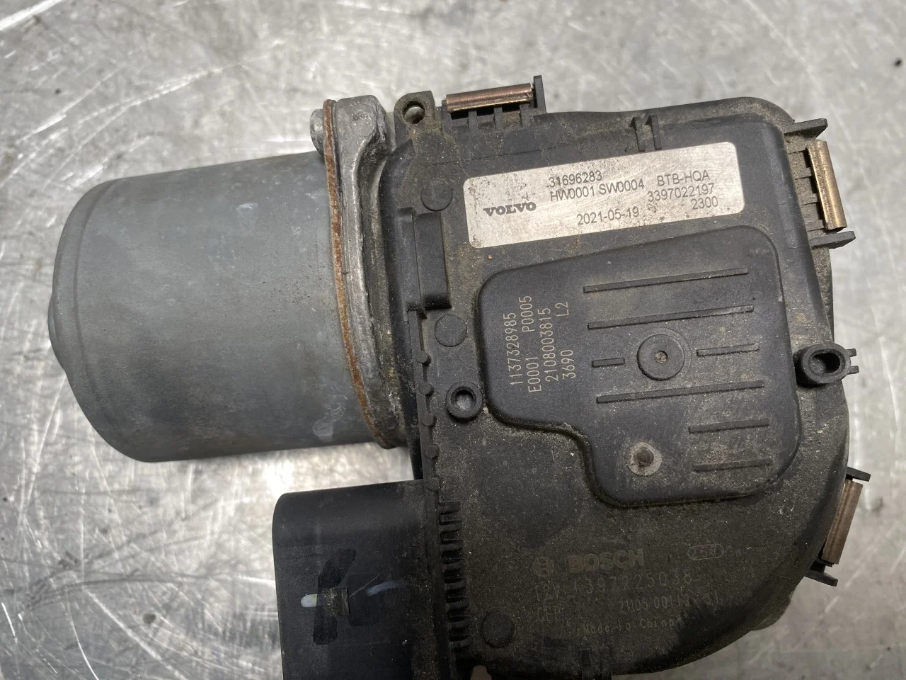 Polestar 2 2020- Windshield wiper motor view 2