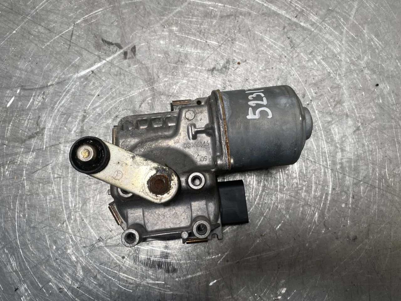 Polestar 2 2020- Windshield wiper motor view 3