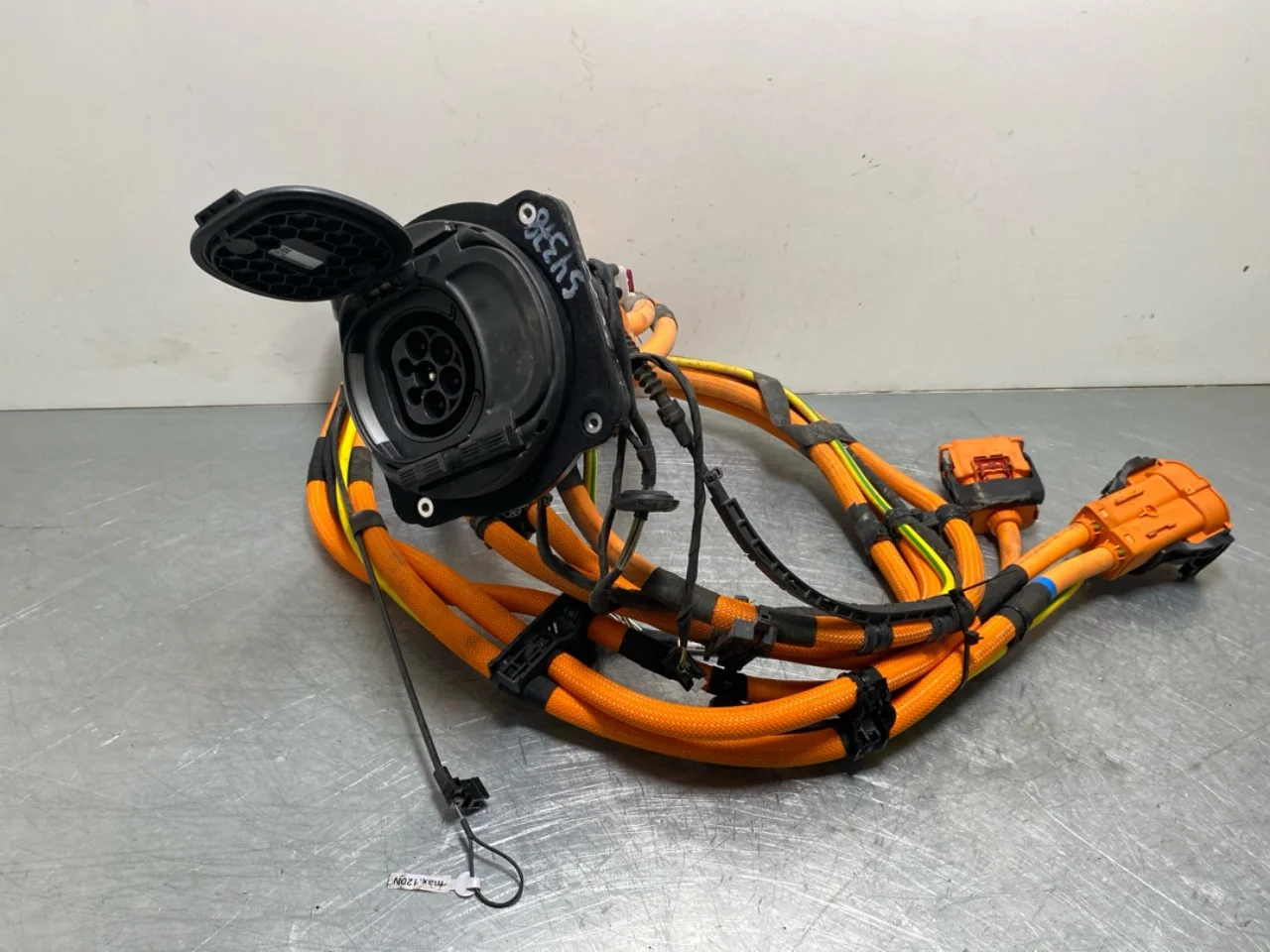 Mercedes EQA H243 2021- Töltőnyílás fedél, elektromos / hibrid
