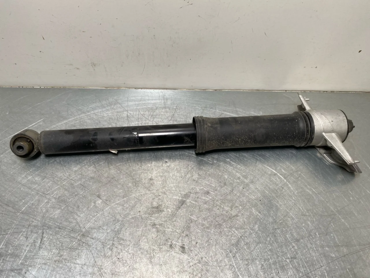 Volvo EX30 2024- Shock absorber, rear view 2