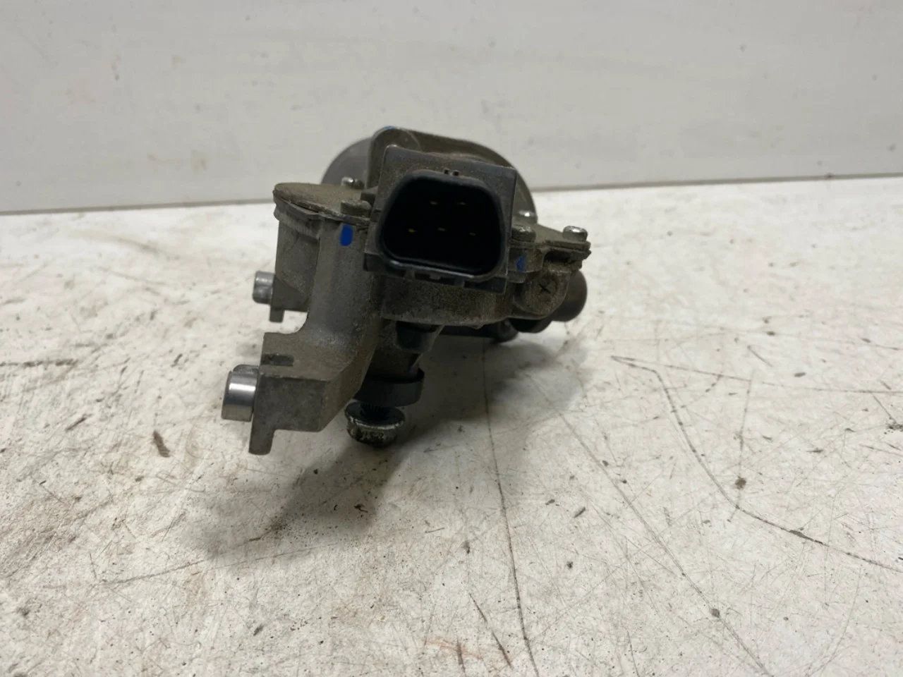 Maxus E-DELIVER3 EV30 2020- Windshield wiper motor view 3