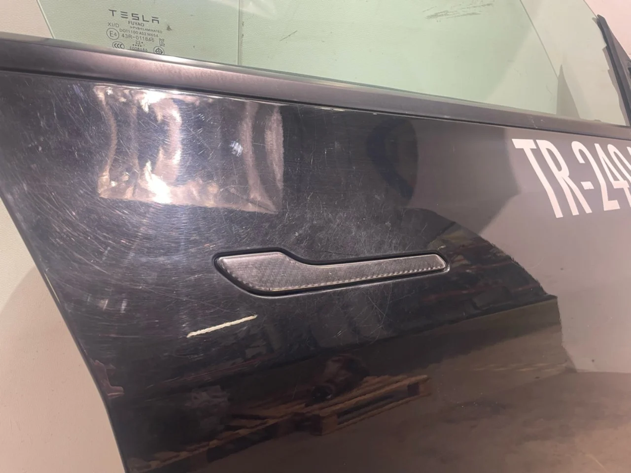 Tesla MODEL Y 2021- Ajtó, 4 ajtós, első, jobb nézet 3