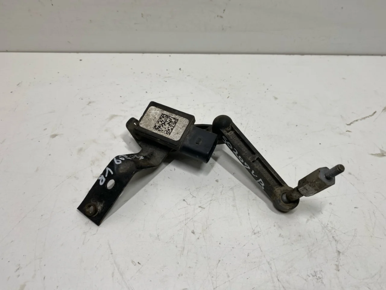 Volkswagen ID.4 2021- Level control / air suspension sensor view 4