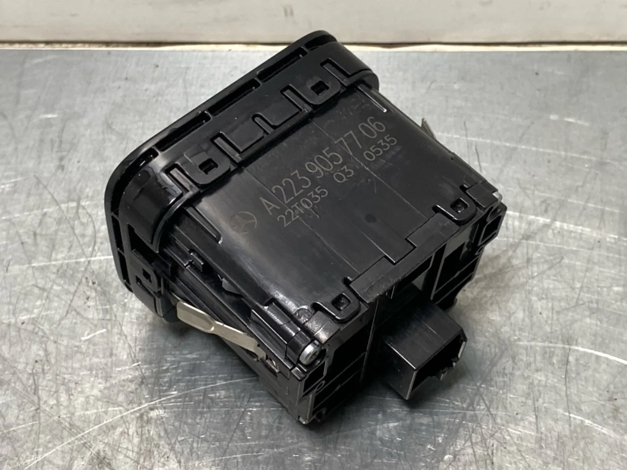 Mercedes EQS V297 2022- Rögzítőfék kapcsoló nézet 2