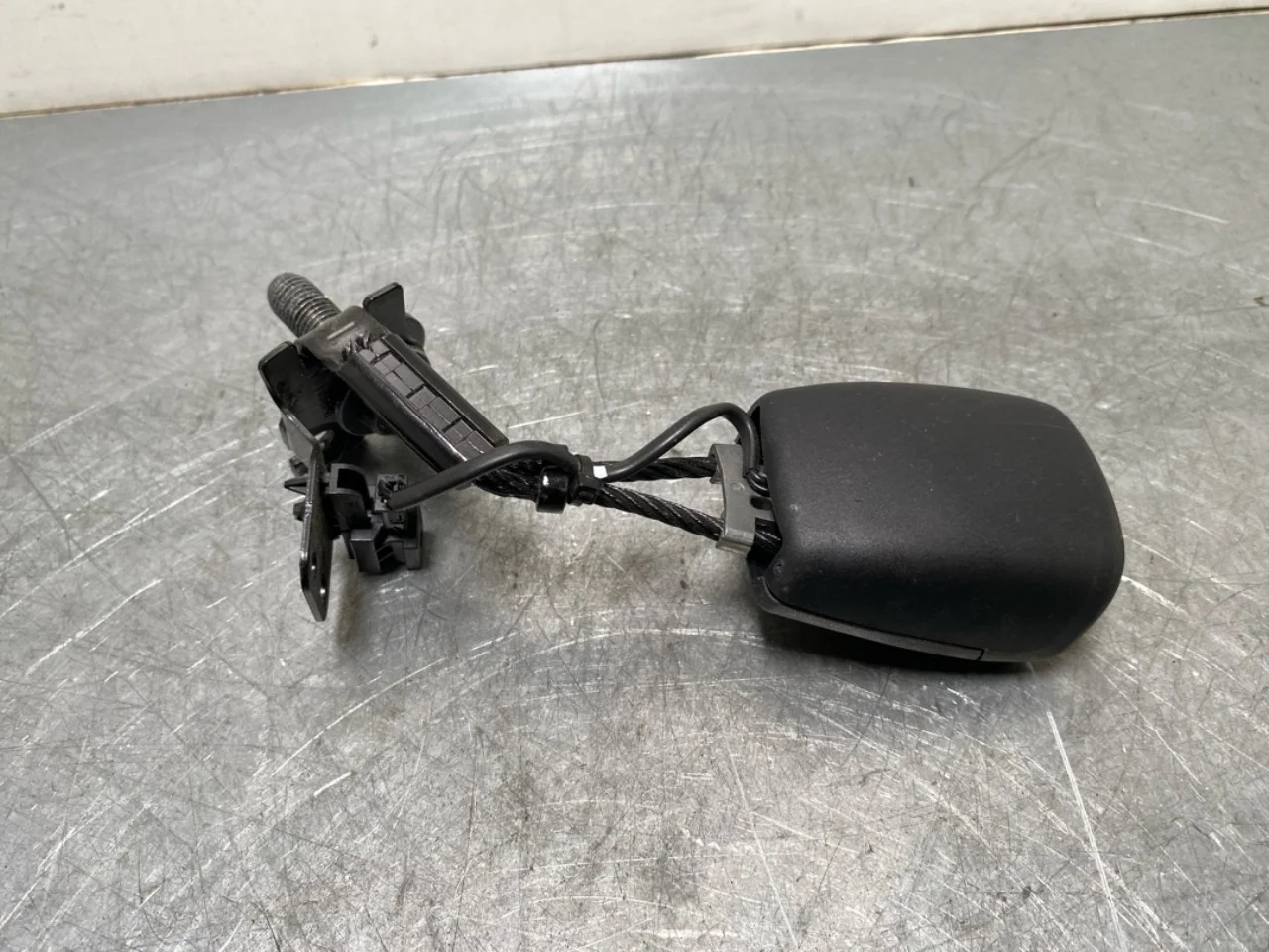 Mercedes EQS V297 2022- Seat belt buckle / anchor view 2