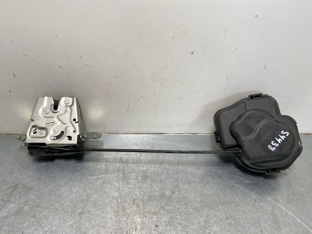 Mercedes EQS V297 2022- Tailgate lock view 2